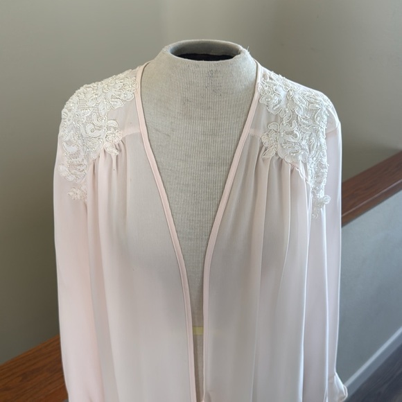 Vintage Elegant Pink with beaded Lace Trim robe - Picture 2 of 12
